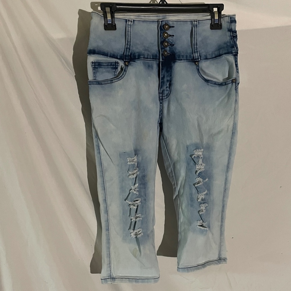 Short distressed blue jean Capris